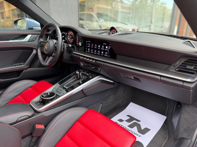 Porsche 911 992 Carrera 4
