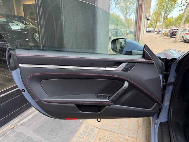Porsche 911 992 Carrera 4