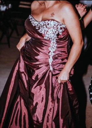 Vestido de fiesta rojo y plateado