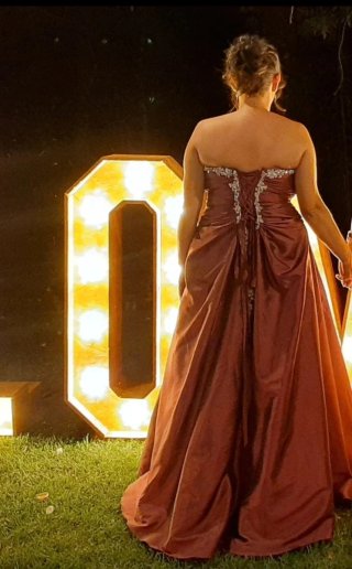 Vestido de fiesta rojo y plateado