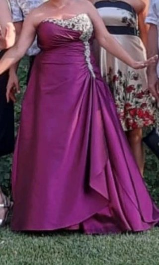 Vestido de fiesta rojo y plateado