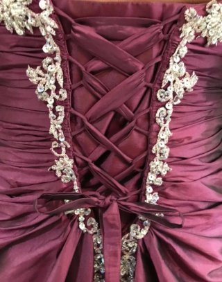 Vestido de fiesta rojo y plateado