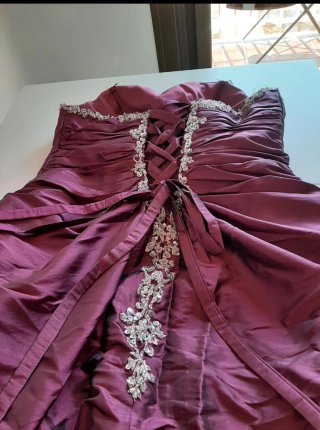 Vestido de fiesta rojo y plateado