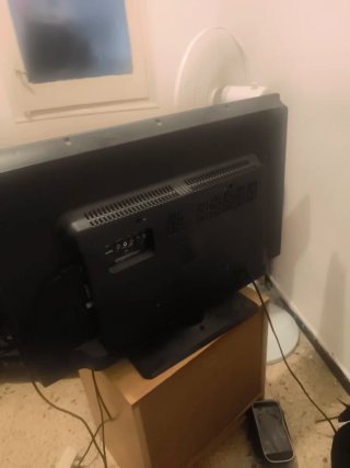 Televisor negro en buen estado