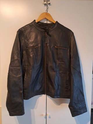 Cazadora cuero negra. Talla 48