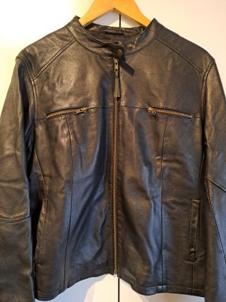Cazadora cuero negra. Talla 48