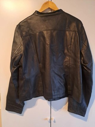 Cazadora cuero negra. Talla 48
