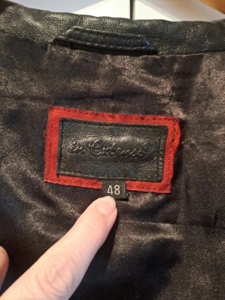 Cazadora cuero negra. Talla 48