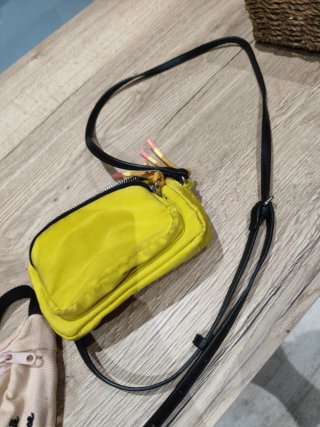 Bolso juvenil amarillo