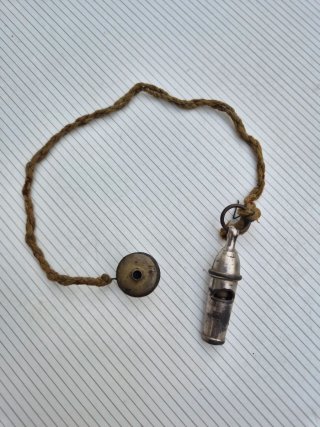 Antiguo silbato metálico militar