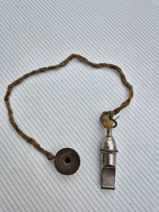 Antiguo silbato metálico militar
