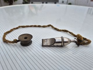 Antiguo silbato metálico militar