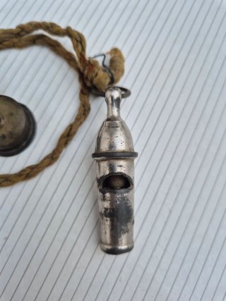 Antiguo silbato metálico militar