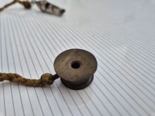 Antiguo silbato metálico militar