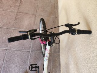 Bicicleta infantil blanca y rosa