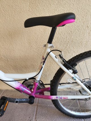 Bicicleta infantil blanca y rosa