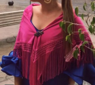 Traje de Flamenca Azul con Mantón Rosa