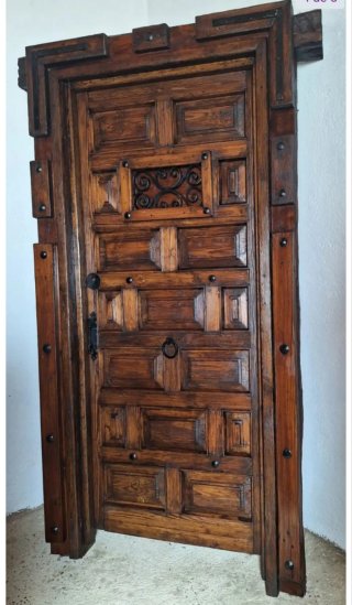 Puerta antigua de madera con forja