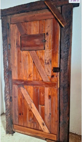 Puerta antigua de madera con forja