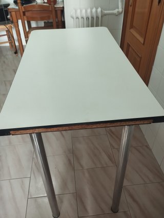 Mesa de cocina blanca y plateada