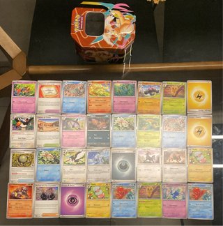 32 Cartas Pokémon + Caja Coleccionista