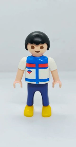 Playmobil niño camiseta azul y roja