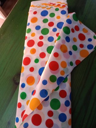 Tela de carnaval con lunares