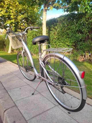 Bicicleta de paseo Monty plateada