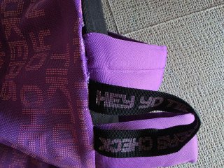 Mochila TIKTOKERS preta e lilás