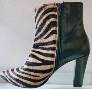 Botines tacón verde y estampado cebra