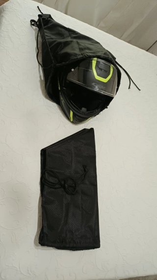 Bolsa portacascos mochila negra