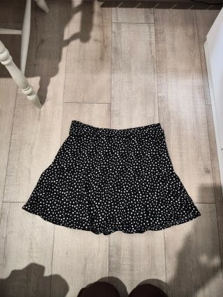 Falda corta con lunares blancos