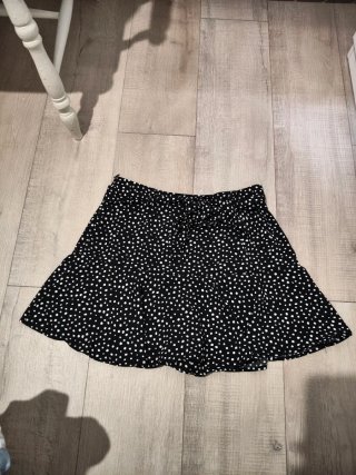 Falda corta con lunares blancos