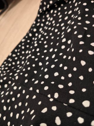 Falda corta con lunares blancos
