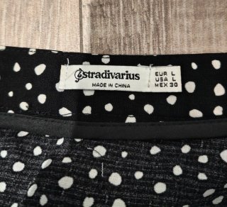 Falda corta con lunares blancos
