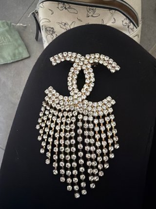 Broche Chanel con pedrería y flecos