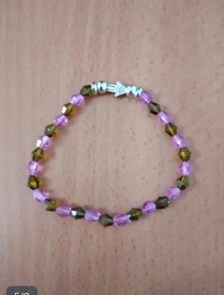 Lote de 5 pulseras elásticas y un collar