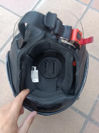 Casco de moto blanco con visera