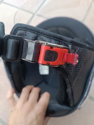 Casco de moto blanco con visera