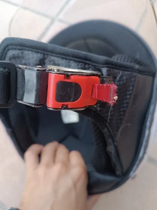 Casco de moto blanco con visera