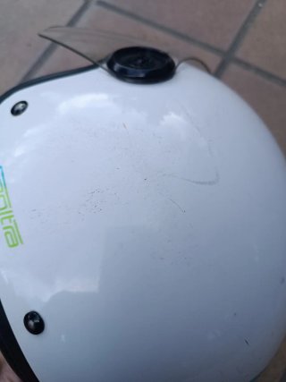 Casco de moto blanco con visera