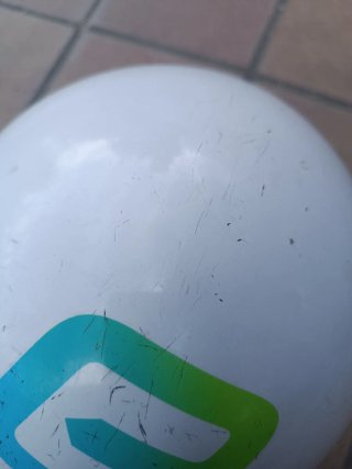 Casco de moto blanco con visera