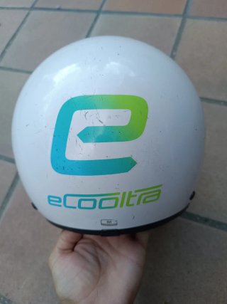 Casco de moto blanco con visera