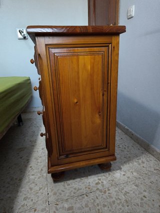Cómoda de madera provenzal.