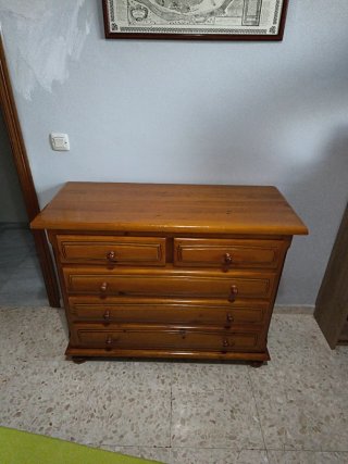 Cómoda de madera provenzal.
