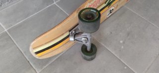Skate de madera con pegatinas