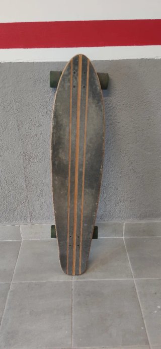 Skate de madera con pegatinas