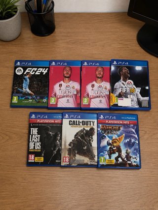 PS4 + 2 mandos + juegos + cables