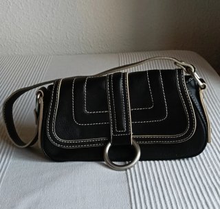 Bolso tipo cartera negro.