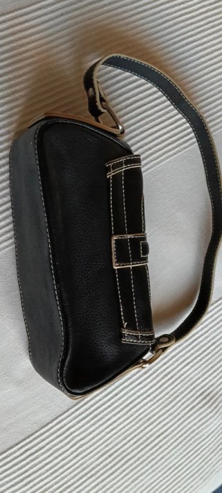 Bolso tipo cartera negro.